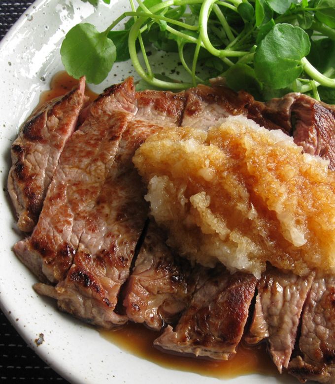 Tolyatti shahrida er-xotin jinsiy aloqa uchun erkak qidirmoqda. Kepkali qiz rossiyalik pikap rassomlari bilan ormonda porno suratga oladi.