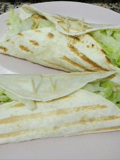 Una foto de Fajitas 🌯 de pollo 🍗 con lechuga