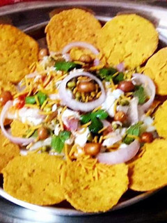 बेसन पापड़ी चाट (Besan papdi chaat recipe in hindi) रेसिपी मुख्य फोटो