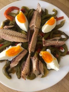 Una foto de Ensalada de caballa con pimientos asados