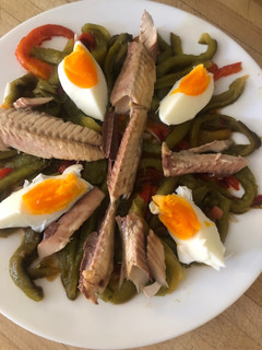 Una foto de Ensalada de caballa con pimientos asados