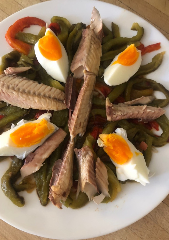Una foto de Ensalada de caballa con pimientos asados