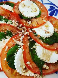 Una foto de Ensalada de tomate y queso fresco