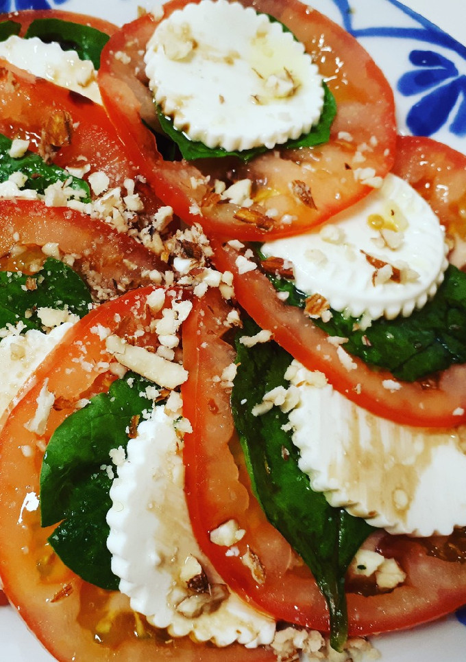 Una foto de Ensalada de tomate y queso fresco