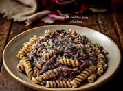 Una foto di fusilli con panna e
