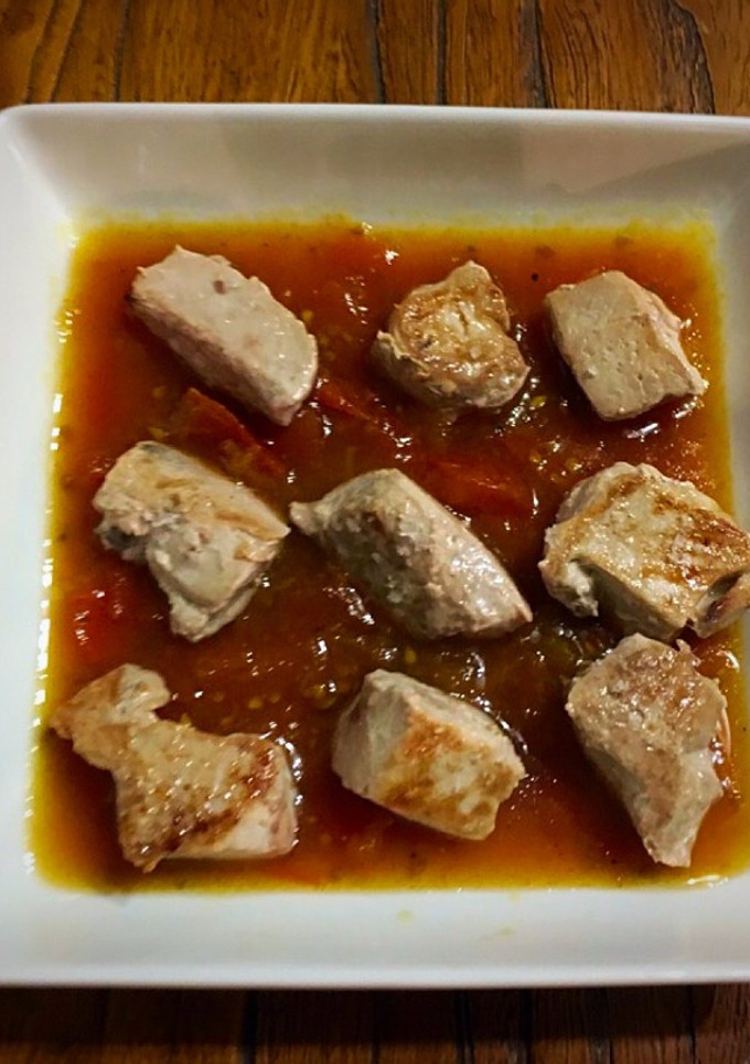 Una foto de Atún con chutney de tomate