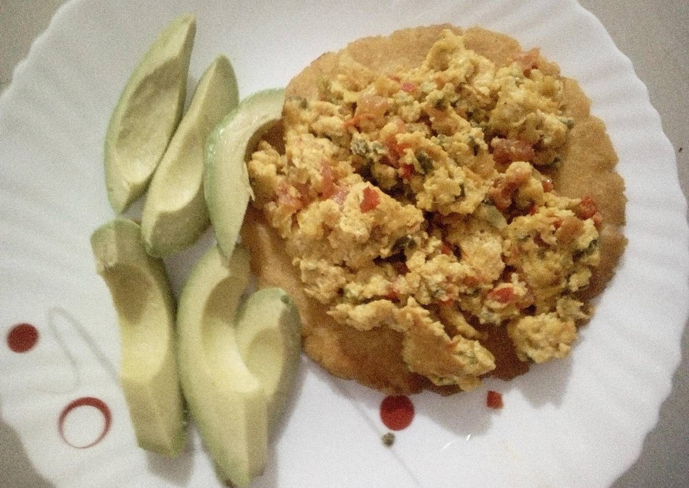 Arepa, perico (huevo revuelto con guiso) y aguacate