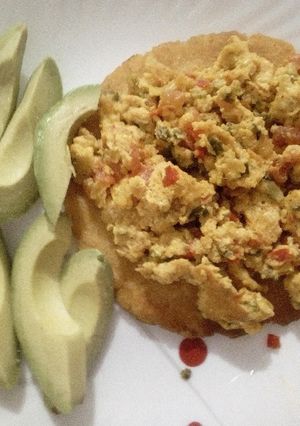 Una foto de Arepa, perico (huevo revuelto con guiso) y aguacate