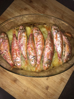 Una foto de Salmonetes al horno con patatas