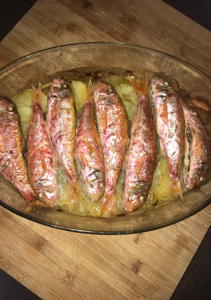 Una foto de Salmonetes al horno con patatas