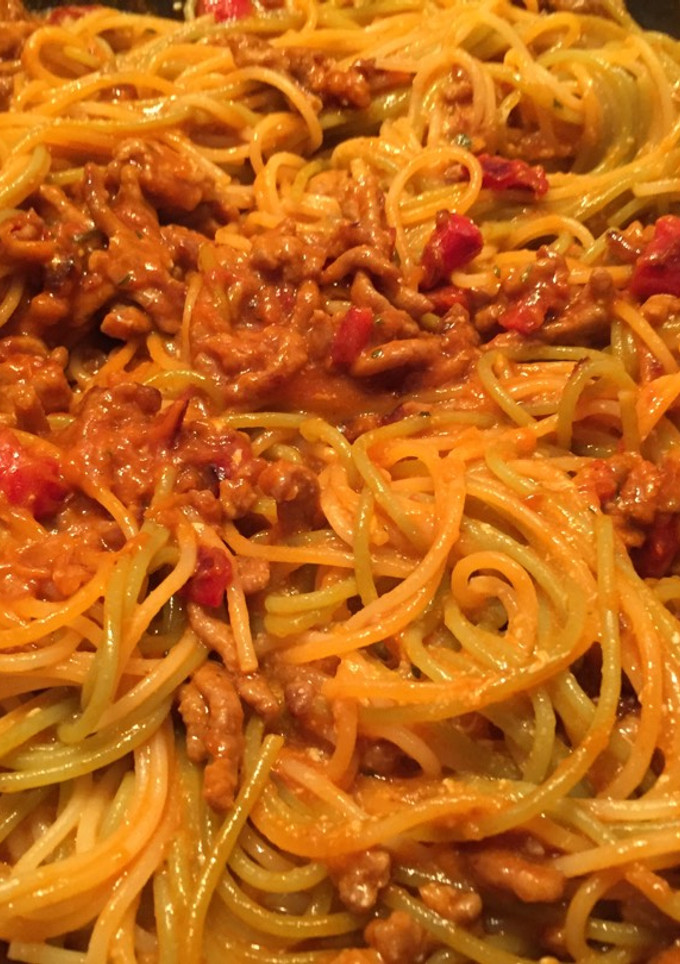 Una foto de Espaguetis de verduras con carne a la barbacoa