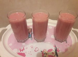 صورة لوصفة عصير الفراولة والموز بالياغورت