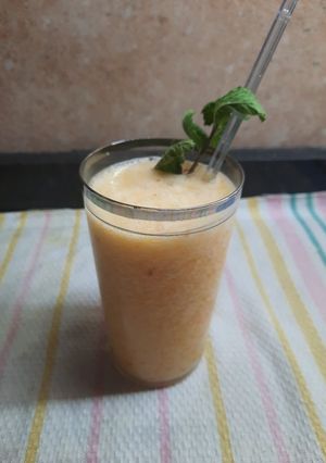 Una foto de Bebida para adultos, durazno con caña