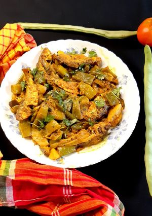 ফরাস দিয়ে চাপিলা মাছের চর্চরী রেসিপির প্রধান ছবি