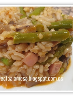 Una foto de Arroz con setas y espárragos trigueros