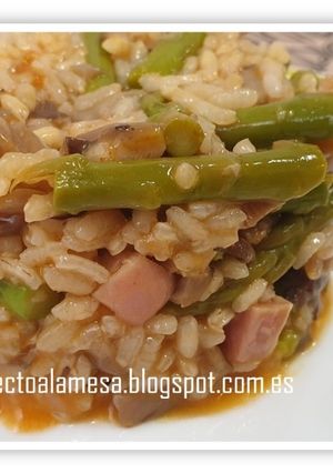 Una foto de Arroz con setas y espárragos trigueros