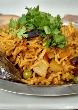 વેજ બિરયાની(veg Biryani Recipe in gujarati) રેસીપી મુખ્ય ફોટો