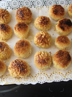 Una foto de Panellets de almendras, piñones y pera glaseada