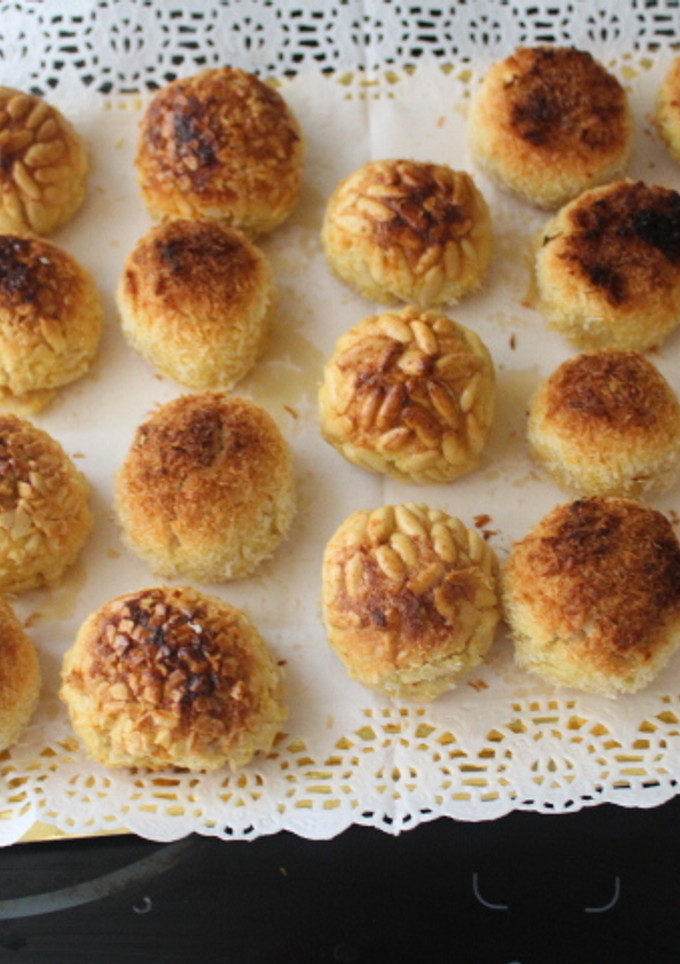 Una foto de Panellets de almendras, piñones y pera glaseada