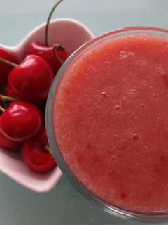 Una foto de Batido isotónico de cerezas con Agua de Mar