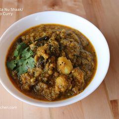 A picture of Ringan Batata Nu Shaak/Brinjal Potato Curry.