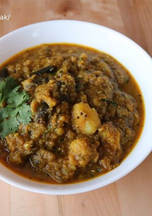 A picture of Ringan Batata Nu Shaak/Brinjal Potato Curry.
