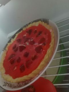 Una foto de Tarta de frutilla con crema de leche😋