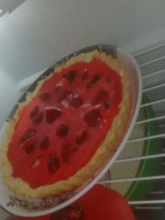 Una foto de Tarta de frutilla con crema de leche😋