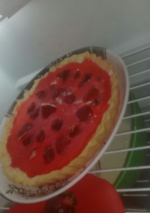 Una foto de Tarta de frutilla con crema de leche😋