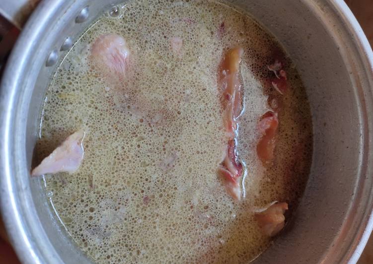 Proses Menyiapkan Opor Ayam Putih yang Menggugah Selera