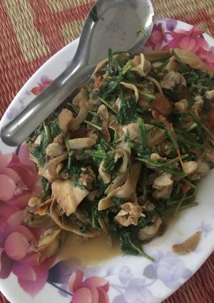 Hình của món Trai trai sào hành dăm thì là.