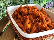 Una foto de salsa para macarrones integrales