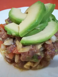 Una foto de Tartar de atún con Aguacate