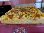 Una foto de focaccia con albahaca