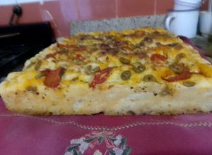 Una foto de Focaccia con Tomate Perita y Aceitunas Verdes