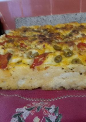 Una foto de Focaccia con Tomate Perita y Aceitunas Verdes
