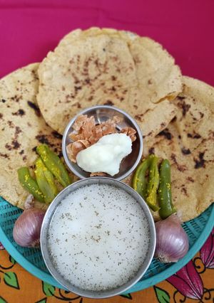 મકાઈ ના રોટલા (Makai Rotla Recipe In Gujarati) રેસીપી મુખ્ય ફોટો
