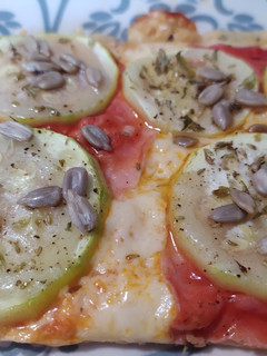 Una foto de Pizza de calabacín y pipas