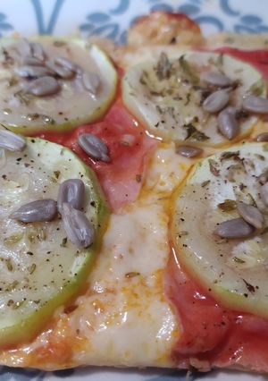 Una foto de Pizza de calabacín y pipas