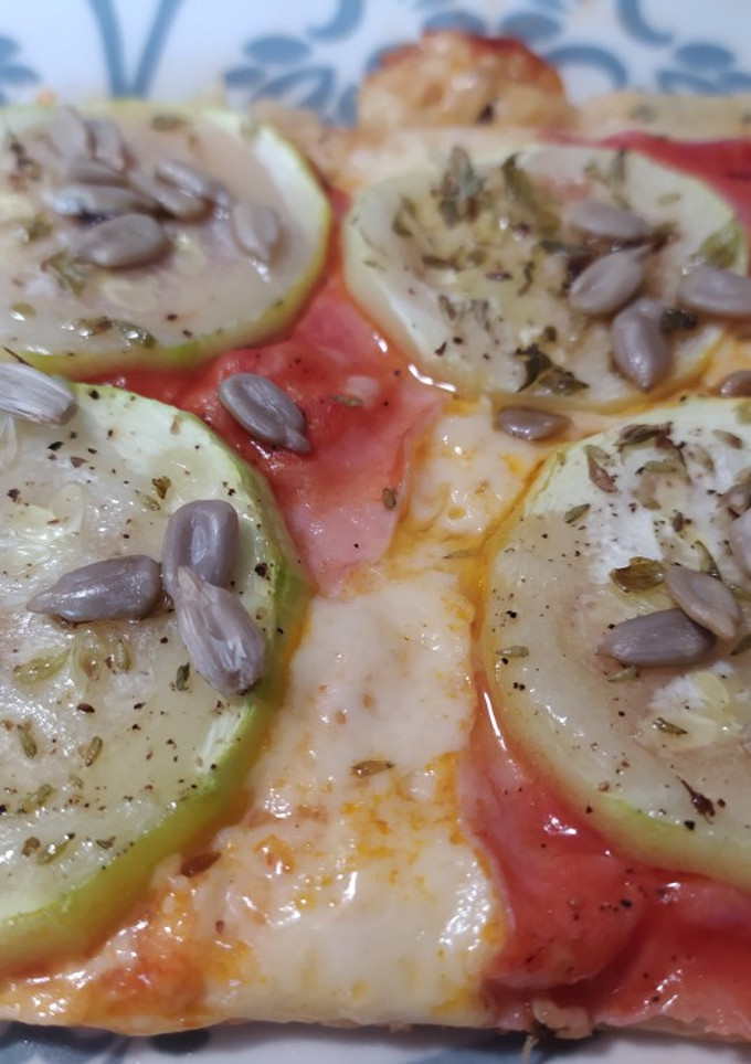 Una foto de Pizza de calabacín y pipas