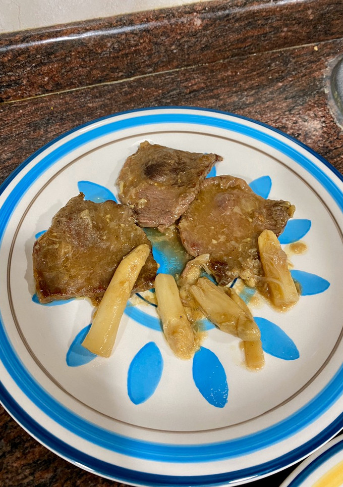 Una foto de Ternera en salsa de espárragos