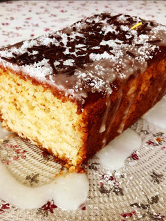 Foto principal de Bizcocho de coco con glaseado de limón y topping de chocolate y coco 🥥 (sin huevo 🥚)