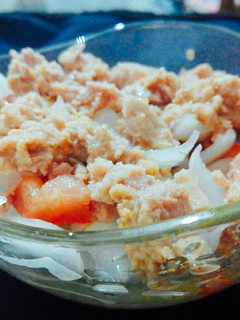 Una foto de Ensalada de atún 😋 una buena alternativa de cena