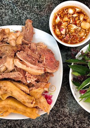 Hình của món Thịt Vịt Luộc Chấm Nước Mắm Gừng Tỏi Ớt.