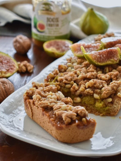 Foto di Crostata vegana con fichi e crumble di noci e pinoli