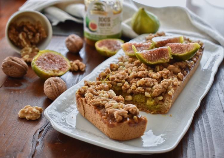 Crostata vegana con fichi e crumble di noci e pinoli