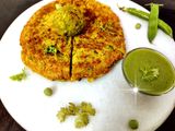 खुसखुशीत आणि हेल्दी रवा-मटार पॅनकेक (Rava Matar Pancake Recipe In Marathi)