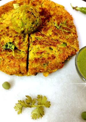 खुसखुशीत आणि हेल्दी रवा-मटार पॅनकेक (Rava Matar Pancake Recipe In Marathi) रेसिपी चे मुख्य फोटो 