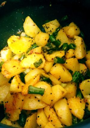फ्रेंच बीन्स और आलू की सूखी सब्जी (French beans aur aloo ki sookhi sabzi recipe in Hindi) रेसिपी मुख्य फोटो