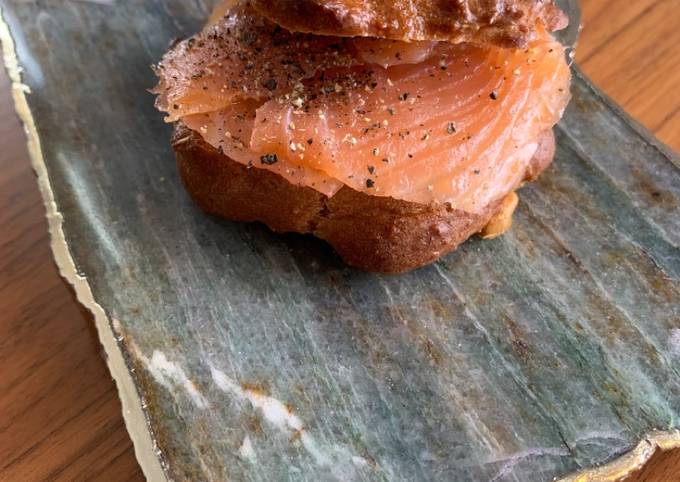 Low fat, low carb rosemary bagels for Jamo with salmon and black pepper